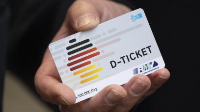 Symbolbild: Boris Roessler
Das Deutschlandticket sorgte im Kreisausschuss Tirschenreuth für Diskussionen.