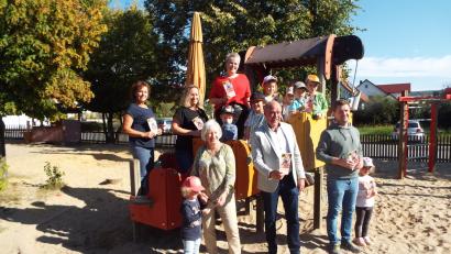 Bild: e
Der Flyer „Spielplätze in Kümmersbruck“ wird vorgestellt (vorn, von links): Renate Amrhein, Bürgermeister Roland Strehl und Tobias Birner vom Bauamt; hinten (von links): die Kindergartenleiterin Claudia Meindl, Andrea Meier und Lisa Hartinger.