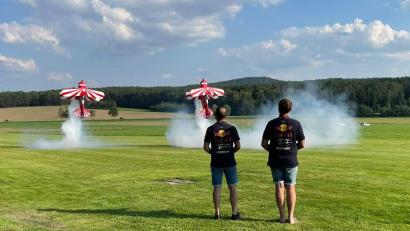Bild: u
Top-Attraktion ist die Flugshow des Red-Bull-Teams. Die beiden Doppeldecker fliegen simultan nebeneinander oder malen mit ihren Smoke-Farben ein Herz in den strahlend blauen Himmel.