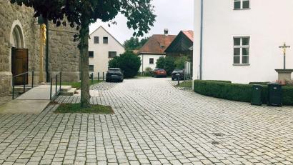 Bild: wro
Am Sonntag, 8. Oktober, werden auf der Fläche zwischen Kirche und Pfarrheim Verkaufsbuden stehen. Dann nämlich ist Herbstmarkt in Falkenberg.