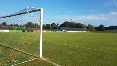 Bild: gi
Die geplante neue Flutlichtanlage auf den Sportplätzen der Spielvereinigung ermöglicht den Senioren, Jugendlichen und Kindern wesentlich bessere Trainingsmöglichkeiten als bislang. Im Hintergrund sind drei der auszuwechselnden Leuchten zu sehen.