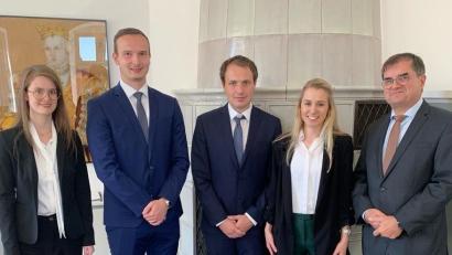 Bild: Uli Hübner/exb
Sie verstärken künftig die Justiz im Landgerichtsbezirk Amberg (von links): Stephanie Gold, David Gold, Fabian Hoffmann und Verena Brandmeier. Landgerichtspräsident Stefan Täschner (rechts) hieß die neuen Kollegen willkommen.