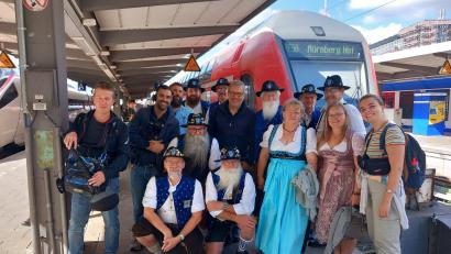 Bild: Ostbayerischer Bart- und Schnauzerclub 1996/exb
Die französische Journalistin Salomé Hénon-Cohin (rechts) hat Mitglieder des Bartclubs Ostbayern um Vize-Präsident Josef Nerb (4. von rechts) und Präsident Willi Preuß (Mitte gebeugt) zu einer Zugfahrt eingeladen, mit dabei war auch ihr Kamerateam.