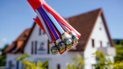 Symbolbild: Uwe Anspach/dpa
Ein Bündel mit Umhüllungen für Glasfaserkabel hängt vor einem Wohnhaus. Mitte November beginnen Ausbauarbeiten für schnelles Internet in Friedenfels.