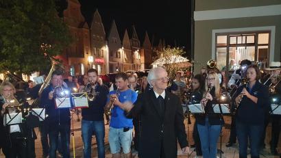 Bild: mas
Sichtlich Freude bereitet dem Neustädter Stadtpfarrer Josef Häring das Dirigieren der Stadtkapelle Neustadt und der Grenzlandbuam Bärnau.