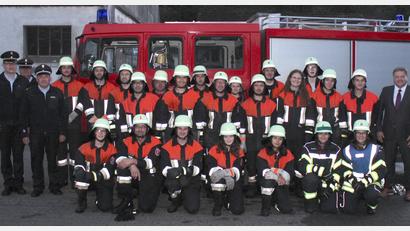 Bild: aun
Eine hervorragende Leistung zeigt die Löschgruppe der Feuerwehr Utzenhofen bei der Prüfung. Dazu gratulieren Kreisbrand-Inspektor Armin Daubenmerkl, Kreisbrandmeister Alex Graf und Schiedsrichter Helmut Braun (von links) sowie Bürgermeister Stefan Braun (rechts).