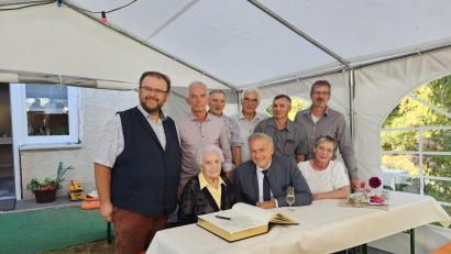 Bild: Florian Merkl/exb
Ihren 100. Geburtstag feierte kürzlich Theresia Merkl (sitzend, links). Dabei trug sie sich auch in das Goldene Buch der Gemeinde Kastl ein. Ihr gratulierten Bürgermeister Hans Walter (links) sowie Landrat Roland Grillmeier (sitzend, Zweiter von links) sowie ihre sechs Kinder.