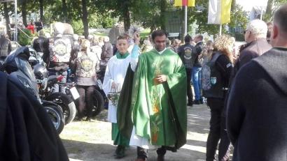 Bild: soj/exb
Pater Anish George segnete die Motorräder.