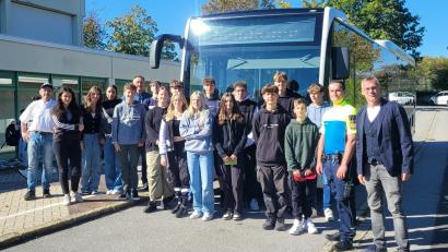 Bild: pad
Die Ausbildung der Buslotsen ist an der Krötenseeschule ein wichtiger Beitrag zur Schulwegsicherheit. Der Meinung waren unter anderem Rektor Peter Danninger und Polizeiobermeister Philipp Böhme (von rechts).