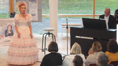 Bild: pi
Laura Demjan, begleitet von Albert Sommer, begeistert mit Liedern zu Clara Schumann.