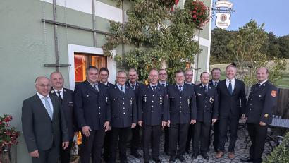 Bild: Gemeinde Theisseil/exb
Feuerwehrmänner der Wehren Letzau, Edeldorf und Roschau wurden für 40 und 25 Jahre aktiven Dienst ausgezeichnet.
