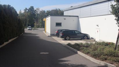 Bild: mrr
Auf einem dieser Parkplätze auf dem Gelände des Netto-Supermarkts will die Deutsche Post eine DHL-Packstation errichten. Der Marktgemeinderat Rieden sieht diesen Bereich jedoch kritisch und will über einen Alternativstandort verhandeln.