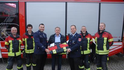 Bild: pop
Dritter Bürgermeister Mathias Huger übergibt an die beiden Kommandanten der Feuerwehr Schmidmühlen, Julian Decker und Christian Renghart, die neuen Schutzanzüge.
