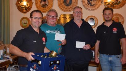 Bild: fla
Fanclub-Vorsitzender Christian Wittmann (rechts) gratuliert dem erstplatzierten Karl Wiendl (Zweiter von rechts) zu seinem Gewinn. Den zweiten Platz sichert sich Reinhard Hübner (Dritter von rechts). Den Trostpreis gibt es für Bernhard Lindner, den stellvertretenden Vorsitzenden der Club-Fans.