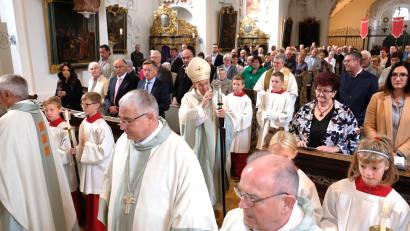 Bild: do
Das alljährliche Rosenkranzfest gehört zu den Hochfesten der Speinsharter Prämonstratenser. Höhepunkt ist das Pontifikalamt in der Klosterkirche. Unser Bild zeigt den Einzug des liturgischen Dienstes mit Ministranten, den Chorherren der Abtei und Ehrengast Erzbischof Ludwig Schick