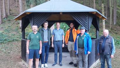 Bild: Geitner/exb
OWV Vorsitzender Robert Graf, Markus Kurz vom Naturparkverein Oberpfälzer Wald, Bürgermeister Konrad Kiener, Simon Schmidt (Bayerische Staatsforsten) sowie die OWV-Mitglieder Erwin Hartinger und Albert Stangl (von links) freuen sich über die gelungene Sanierung der Schutzhütte.