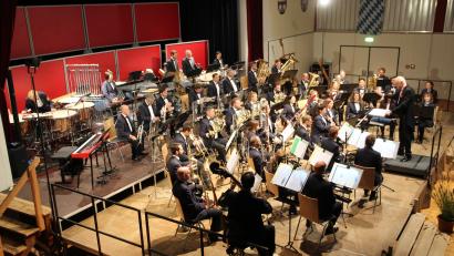 Bild: bph
Das Polizeiorchester Bayern gab in der Nordgauhalle Nabburg unter Leitung von Generalmusikdirektor Prof. Johann Mösenbichler ein Benefizkonzert zu Gunsten der Kirchenrenovierung.