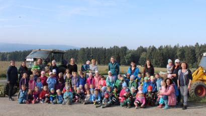 Bild: Kinderarten St. Elisabeth Erbendorf/exb
Kindergartenleitung Stefanie Unterburger (stehend, von links), Daniela und Rudi Schinner mit Sohn Michel sowie alle großen und kleinen Erntehelfer.