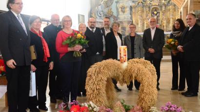 Bild: Kunz
Der Vertreter des evangelischen Posaunenchorverbands, Pfarrer Markus Kaiser (rechts), ehrt den Posaunenchor von St. Michael. Links der langjährige Leiter Günter Weigl.