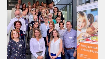 Bild: Zech/AELF Regensburg/exb
Katharina Goerg und Christina Apel (vorne Zweite und Dritte. von links) vom AELF Regensburg-Schwandorf begrüßten die Coachingteilnehmer in Regensburg.