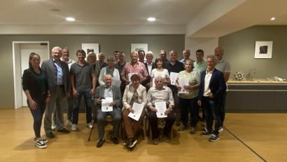 Bild: TSV Erbendorf/exb
In der Jahreshauptversammlung des TSV Erbendorf wurden viele Mitglieder ausgezeichnet. Ihnen galt der Dank des Vorsitzenden Bernhard Reis (Zweite Reihe, rechts) und der Dritten Vorsitzenden Iris Purucker (links). Vorne sitzend, von links, die drei TSV-"Urgesteine" Ernst Bauer, Theresia Hirmer und Otto Steinkohl.