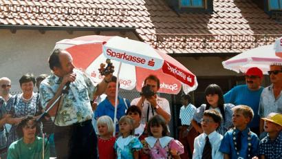 Archivbild: Archiv Kindergarten St. Franziskus/exb
Damals, Juni 1994: Konrad Kraus bei der Einweihung des Kindergartens: Für den Bürgermeister hatte damals ein langwieriges Projekt ein glückliches Ende gefunden.
