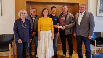 Bild: Stefanie Gradl
Kulturbeauftragte Adolfine Nitschke, Jakob List, Katja Stiegler von der AOVE, HvO-Vorsitzender Andreas Obermeier, Peter Gradl und Bürgermeister Hans-Martin Schertl (von links) bei der Spendenübergabe.