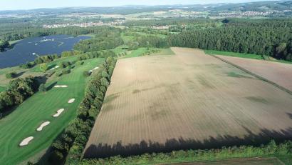Bild: bey
Auf der großen, im Bild hellbraun erscheinenden Fläche soll bis zur natürlichen Grenze (rechts, Grünstreifen) eine Freiflächenphotovoltaikanlage entstehen. Die Verbindungsleitung zum "Solarpark Forsthof" (links) wurde bereits verlegt.
