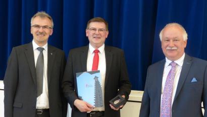 Bild: Roswitha Heining/exb
Pfarrer Martin Besold (links) und Kirchenpfleger Alfons Meierhöfer (rechts) überreichten Holger Popp die Johann-Michael-Sailer-Medaille.