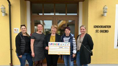 Bild: bjo
Auch die Kinderkrippe erhält eine Spende von 500 Euro. Das Basarteam überreicht das Geld an Kindergartenleiterin Birgit Wartha (Zweite von rechts).