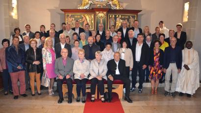 Bild: jr
Zahlreiche Ehejubilare kamen am Samstag in die Mitterteicher Stadtpfarrkirche. Mit dabei waren auch (vorne, von links) Alfred und Kreszenz Reif aus Mitterteich sowie Mathilde und Josef Haberkorn aus Großensees, die vor 60 Jahren den Bund der Ehe geschlossen hatten. Mit im Bild Pfarrer Oliver Pollinger (hinten rechts) sowie Pfarrvikar Luke Eze (vorne rechts).