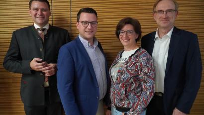 Bild: Bergmann/exb
Die CSU-Kandidaten Alexander Flierl, Sabine Schindler, Matthias Meier und Thomas Ebeling (von rechts) sprechen beim Wahlkampfabschluss in Schwandorf.