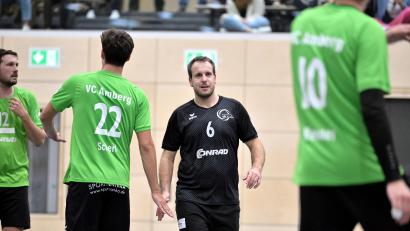 Bild: Hubert Ziegler
Nach dem Ausfall einiger Spieler musste sich Ambergs Spielertrainer Florian Birner (dunkles Trikot) im Spiel gegen den SV Schwaig II einiges einfallen lassen.
