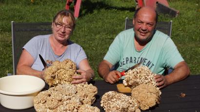 Bild: bkr
Susanne und Norbert Braunreuther putzten ihren Fund unter freiem Himmel.