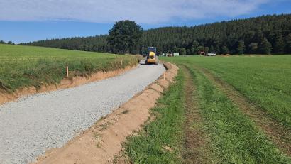 Bild: Klaus Meyer/exb
Zwischen Querenbach und Maiersreuth wird der Fernradweg derzeit ganz neu ausgebaut.