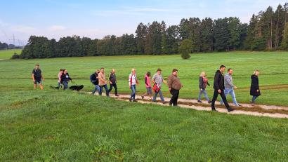 Bild: ak
Die Mitglieder des Schäferhundevereins machten sich auf den Weg zum Heim des Wandervereins.