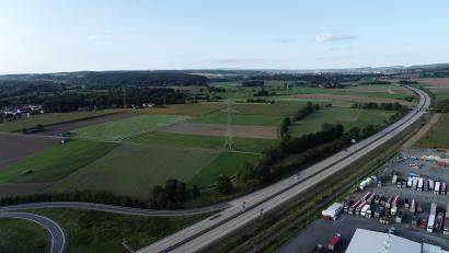 Bild: bey
Oberhalb der Einbiege- und Abbiegespur zur A 93 soll eine Freiflächenphotovoltaikanlage errichtet werden. Eine zweite Anlage soll parallel zur Autobahn (links) in Richtung Hof bis zur Gemeindeverbindungsstraße nach Unterwildenau (linker Bildrand) entstehen.