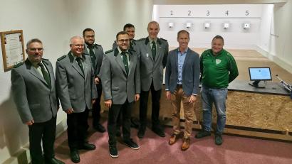 Bild: Matthias Dunzer/exb
Auf der neu renovierten Anlage von Eichenlaub Degelsdorf eröffnen (von links) Thomas Nittmann, Peter Nittmann, Heiko Nittmann, Mirko Nittmann, Christian Schindler, Michael Brütting, Holger Eckert und Josef Diertl die Stadtmeisterschaft im Sportschießen.