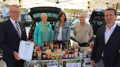 Bild: Stadt Tirschenreuth/exb
Bürgermeister Franz Stahl mit Marlene Schmieder, Doris Schön, Wolfgang Würl und dem Leiter der Hauptverwaltung Markus Bergauer (von links) am Fairtrade-Stand auf dem Tirschenreuther Wochenmarkt.