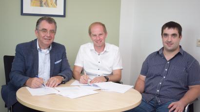 Bild: bnr
Die BM Bayerische Mobilfunk GmbH errichtet den Mobilfunkmast in der Nähe von Oberndorf. Die entsprechenden Verträge unterzeichneten Geschäftsführer Alois Scherer (links) und Bürgermeister Konrad Kiener (Mitte). Der Bau fällt in das Sachgebiet von Matthias Zwack (rechts).