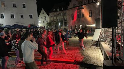 Bild: ge
Gute Stimmung herrschte vor der Rathausbühne und den anderen Schauplätzen der Kultur- und Einkaufsnacht.