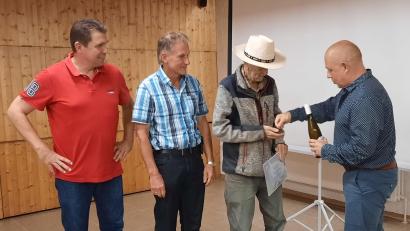 Bild: oe
Für 45 Jahre Vereinstreue wurden Günter Grassler (2. von links) und Franz Beck (3. von links) von den Vorsitzenden Tim Jüntgen (links) und Christian Weiß geehrt.