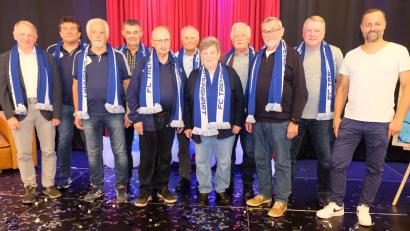 Bild: do
Mit der Bezeichnung "Legende" erschafft der FC Tremmersdorf/Speinshart im Rahmen des 50jährigen Vereinsjubiläums einen neuen Ehrentitel. Unser Bild zeigt die ersten Legenden mit FC-Chef Wolfgang Seitz (rechts).