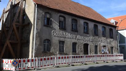 Bild: fla
Wenn die Fördermittel gekürzt werden ist die Sanierung des Anwesens Marktplatz 4 in Waldthurn stark gefährdet.
