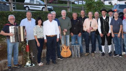 Bild: bö
Seinen 70. Geburtstag feierte Karl Bauer (Vierter von links) mit einem Ständchen der Lauterachtaler Boum.