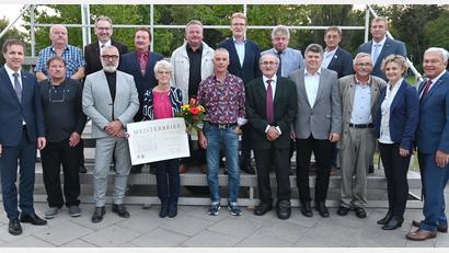 Bild: gf
Die Handwerksmeisterinnen und -meister freuen sich über die Goldenen Meisterbriefe.