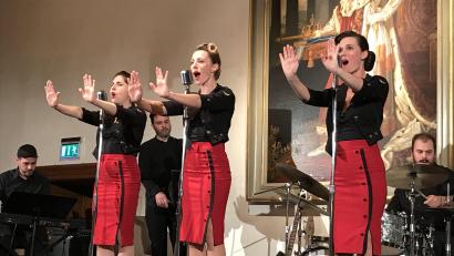 Bild: mma
Mit Eren Solak, Stefanie Bruckner, Stephan Pfaff, Paulina Plucinski, Madeleine Haipt und Caspar Hachfeld (von links) hob das Publikum im Rathausaal Amberg genussvoll ab.