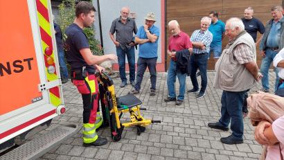 Bild: Michael Weiß/FF Lintach/exb
Tobias Hirn zeigt, wie ein Rettungsstuhl funktioniert.