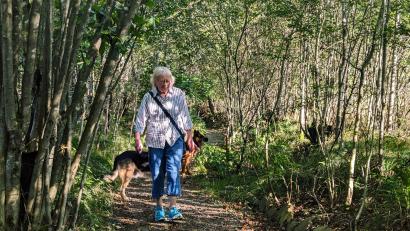 Bild: wrl
Mit ihren beiden Hunden Cora und Dania ist Maria Ebenhöch täglich auf dem Spazierweg unterwegs.