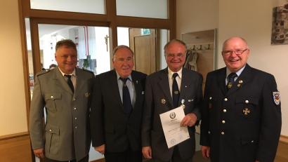 Bild: rn
BSB-Kreisvorsitzender Peter Lehr (rechts) und (von links) Stadtrat Josef Lehner (Auerbach) und BSB-Bezirksvorsitzender Horst Embacher danken Max Wagner für sein verdienstvolles Wirken und gratulierten zur hohen Auszeichnung..